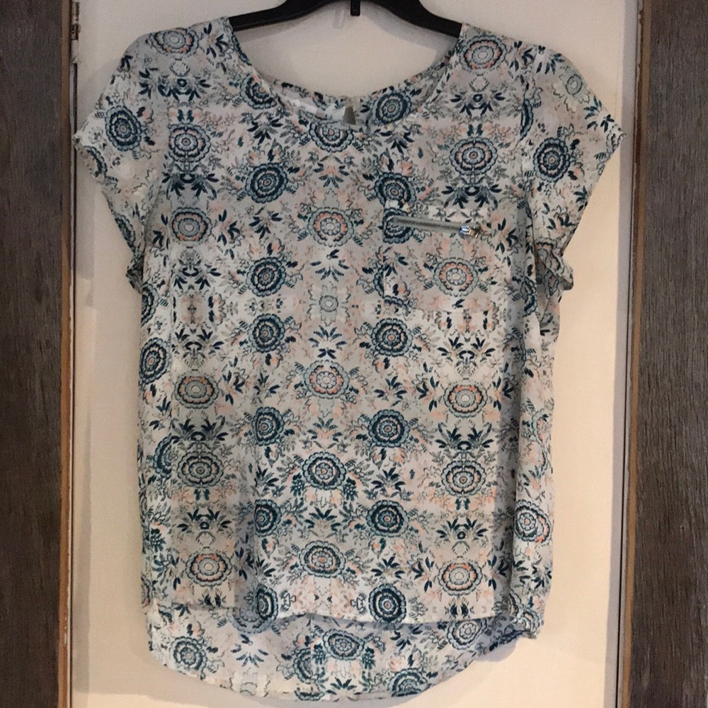 Short sleeve blouse.